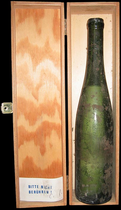 Kryptische Konzepte: Carl Peter, Ausstellung In camera, Wittgenstein-Flasche